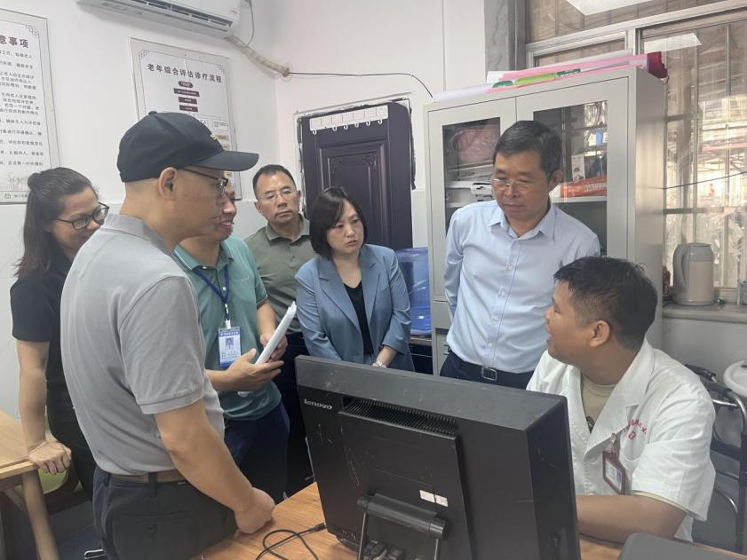 雷正龙理事长赴广西调研丙肝防治工作现场照片1.png