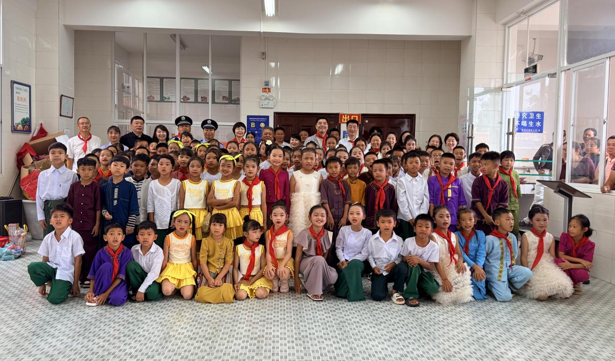 二十年相伴为爱再出发-德宏银井小学六一慰问现场1.png