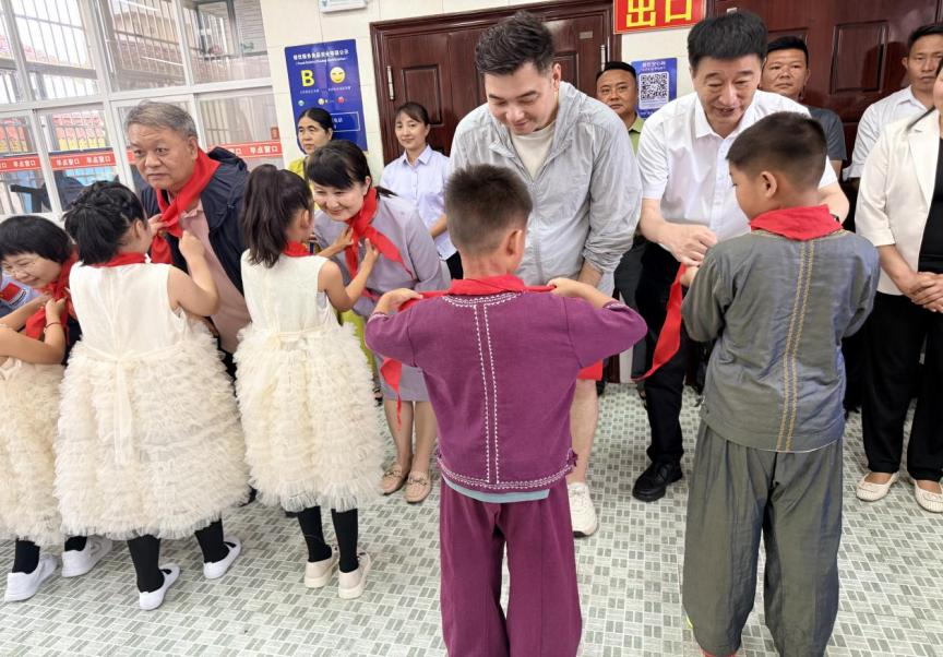二十年相伴为爱再出发-银井小学六一慰问现场2.png