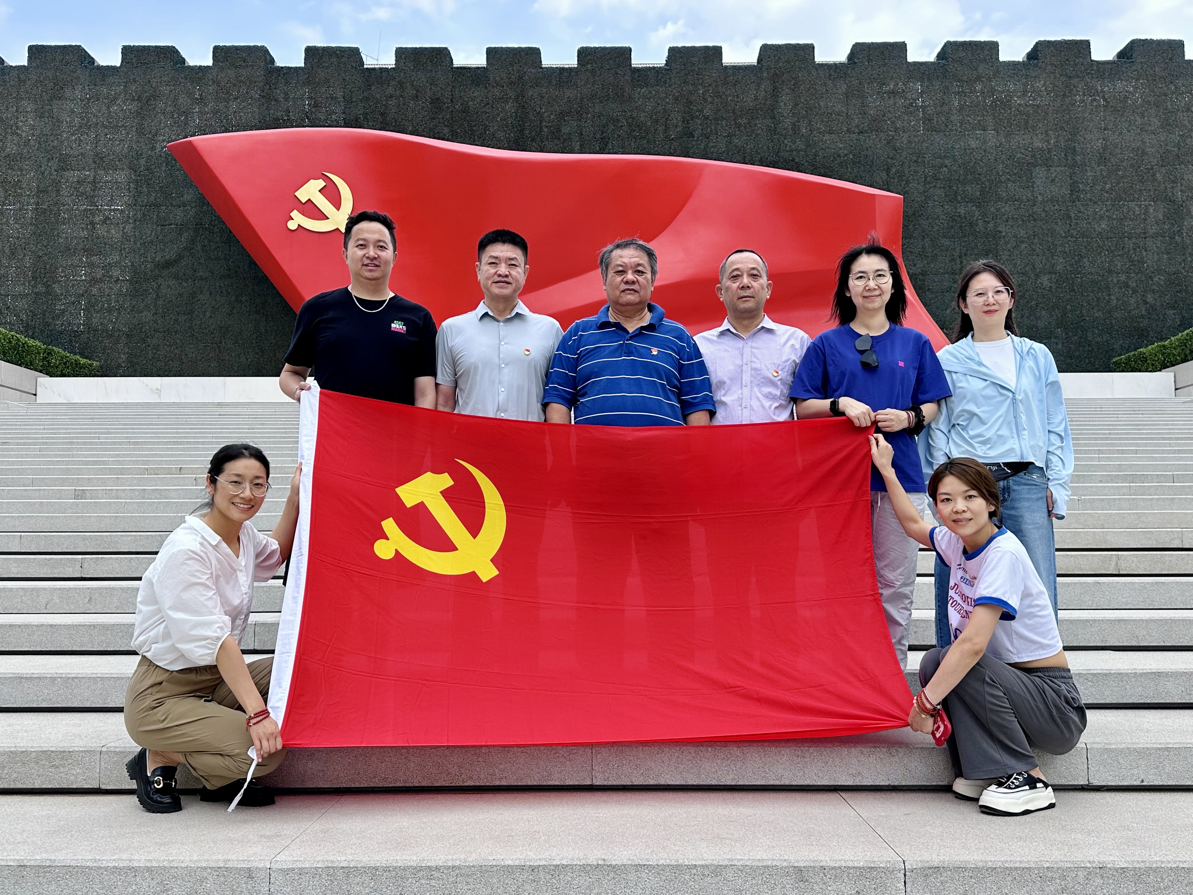 铭记历史 追光前行